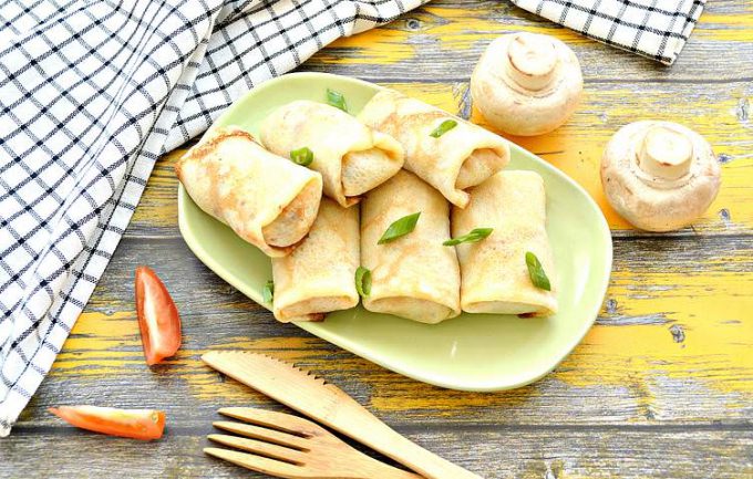 Млинці в духовці з куркою, грибами та сиром