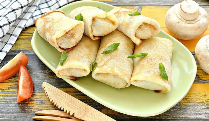 Млинці в духовці з куркою, грибами та сиром