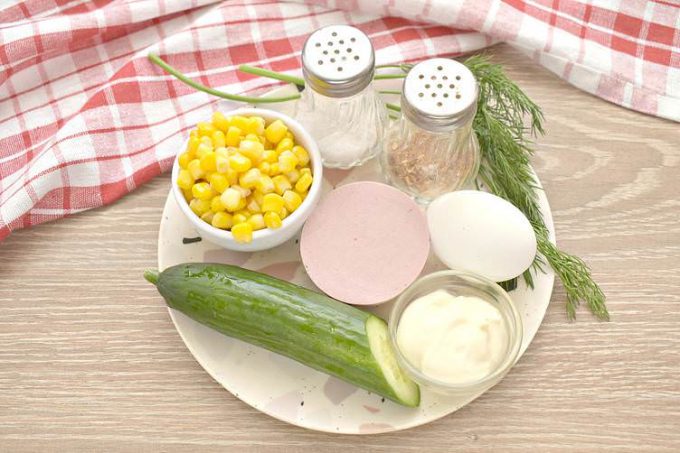 Ніжний салат з ковбасою та кукурудзою