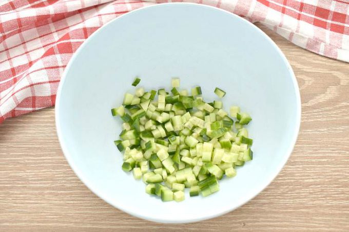 Ніжний салат з ковбасою та кукурудзою