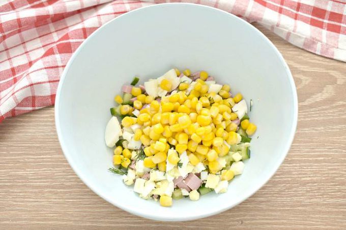 Ніжний салат з ковбасою та кукурудзою