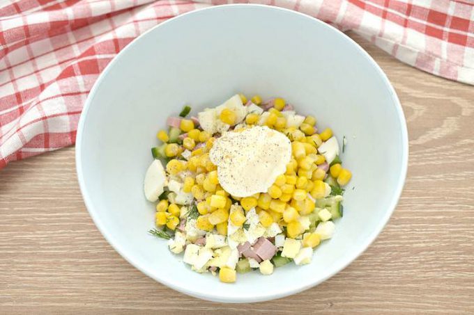 Ніжний салат з ковбасою та кукурудзою