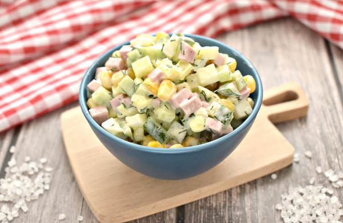 Ніжний салат з ковбасою та кукурудзою
