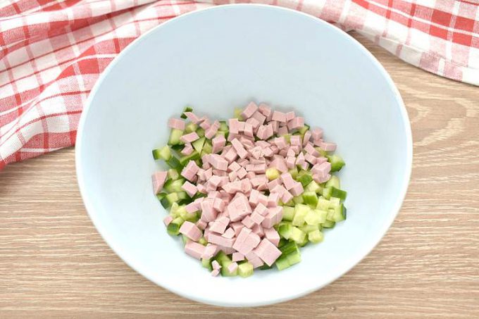 Ніжний салат з ковбасою та кукурудзою