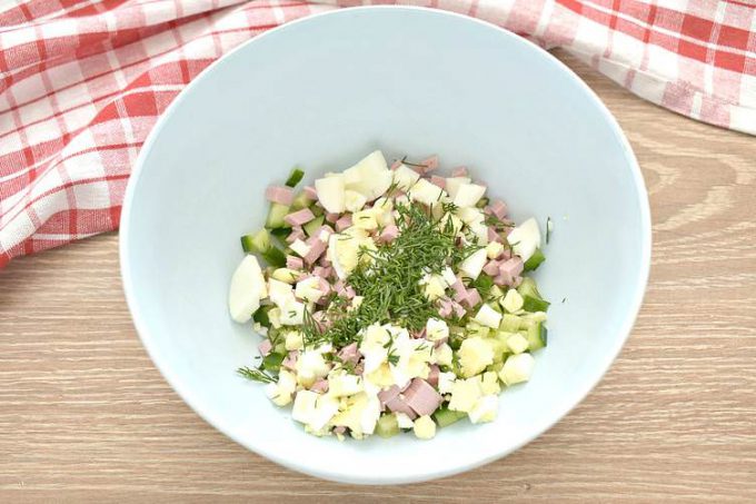 Ніжний салат з ковбасою та кукурудзою