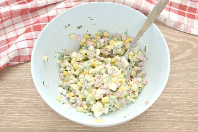 Ніжний салат з ковбасою та кукурудзою