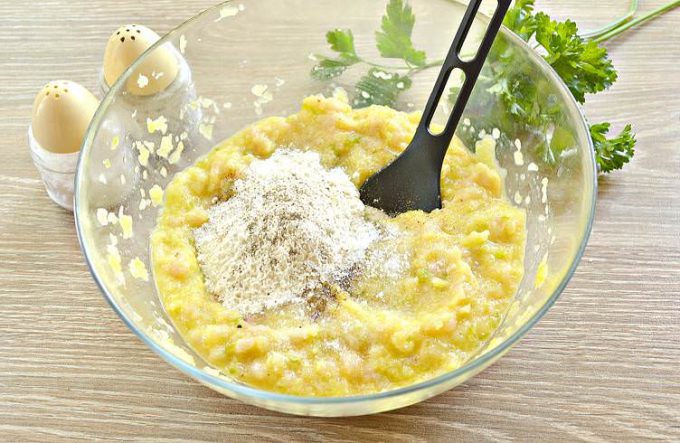 Оладки з курячої грудки та кабачка