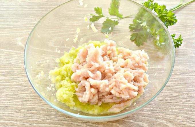 Оладки з курячої грудки та кабачка