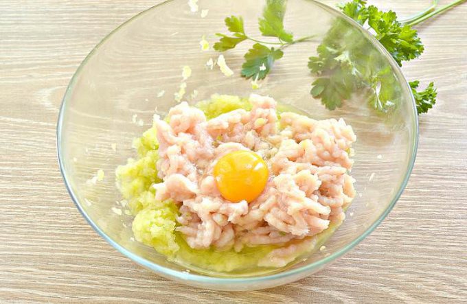 Оладки з курячої грудки та кабачка