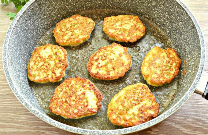 Оладки з курячої грудки та кабачка
