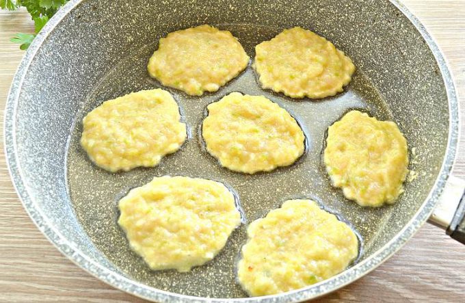 Оладки з курячої грудки та кабачка