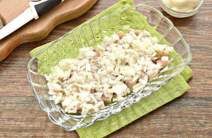 Оселедець під шубою з волоськими горіхами