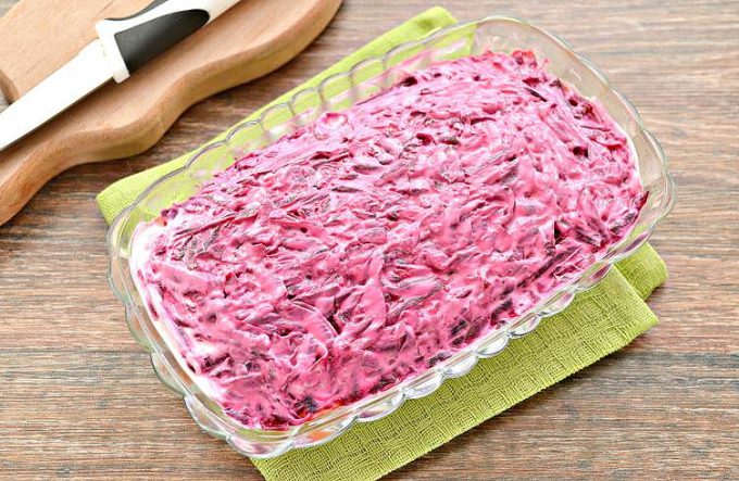 Оселедець під шубою з волоськими горіхами