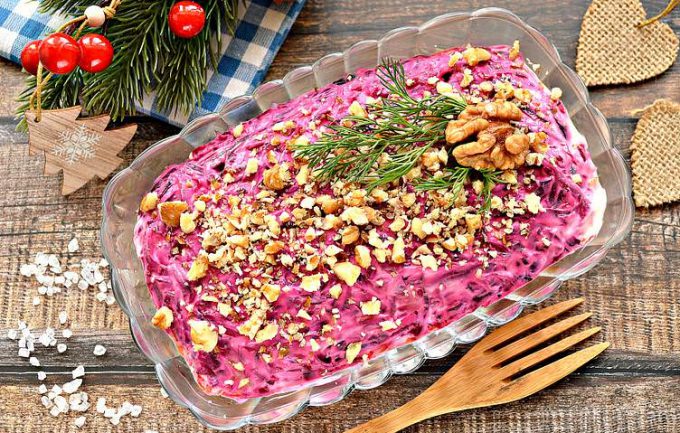 Оселедець під шубою з волоськими горіхами