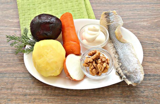 Оселедець під шубою з волоськими горіхами