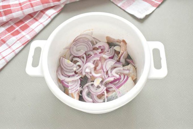 Оселедець по-корейськи з томатним соусом