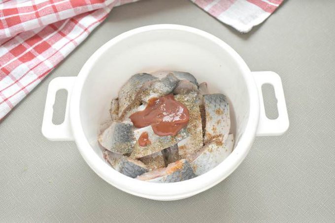 Оселедець по-корейськи з томатним соусом