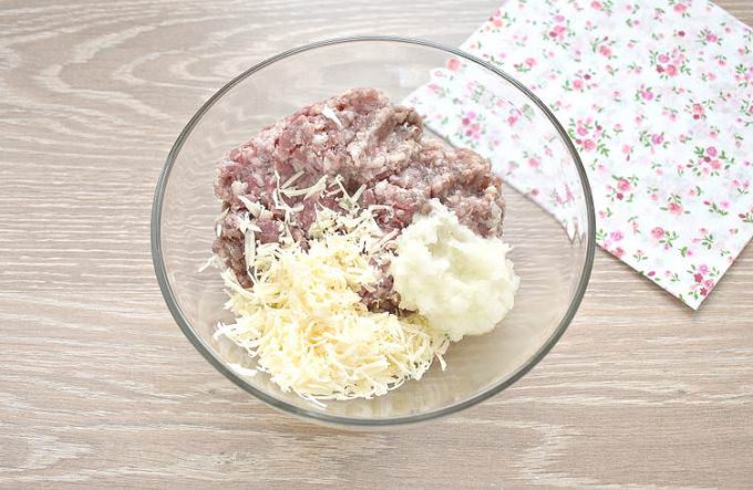 Пельмені з мясом та сиром