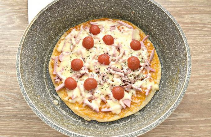 Піца з ковбасою на сковороді