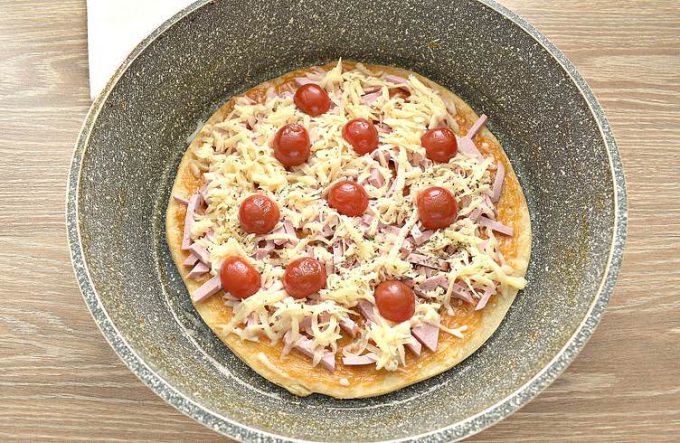 Піца з ковбасою на сковороді