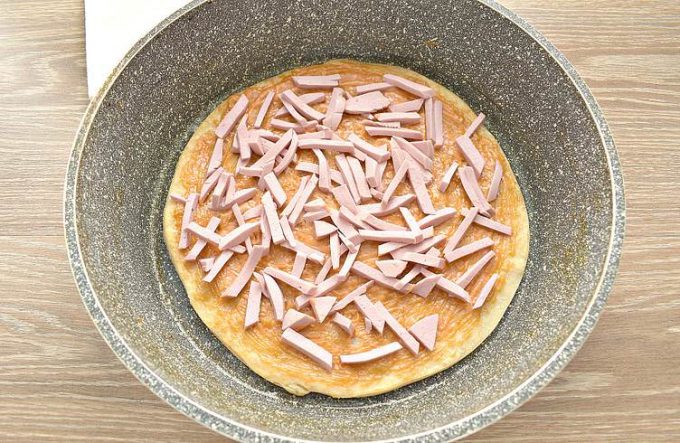 Піца з ковбасою на сковороді