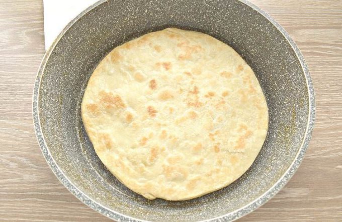 Піца з ковбасою на сковороді