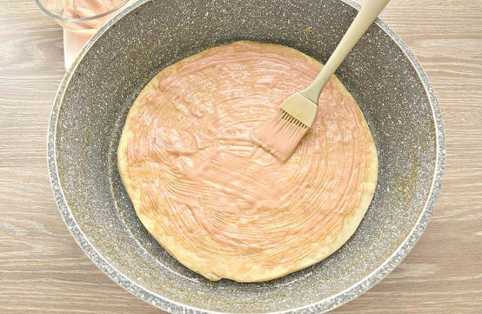 Піца з ковбасою на сковороді