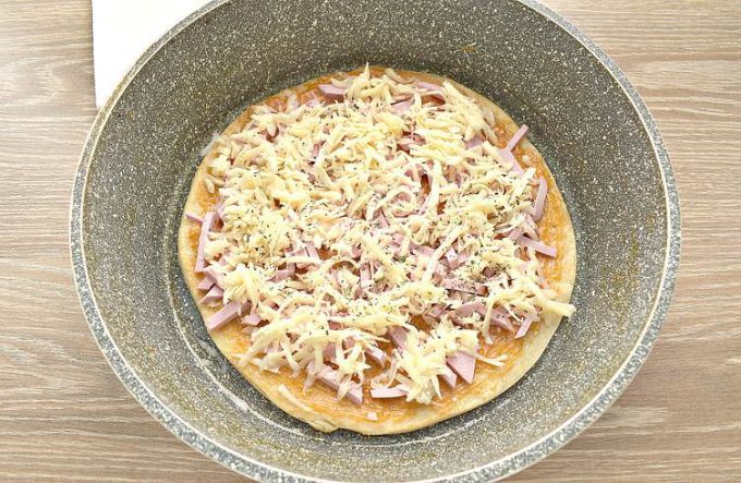 Піца з ковбасою на сковороді