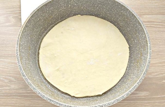 Піца з ковбасою на сковороді