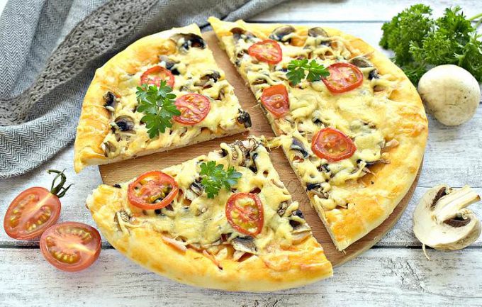 Піца з куркою та грибами