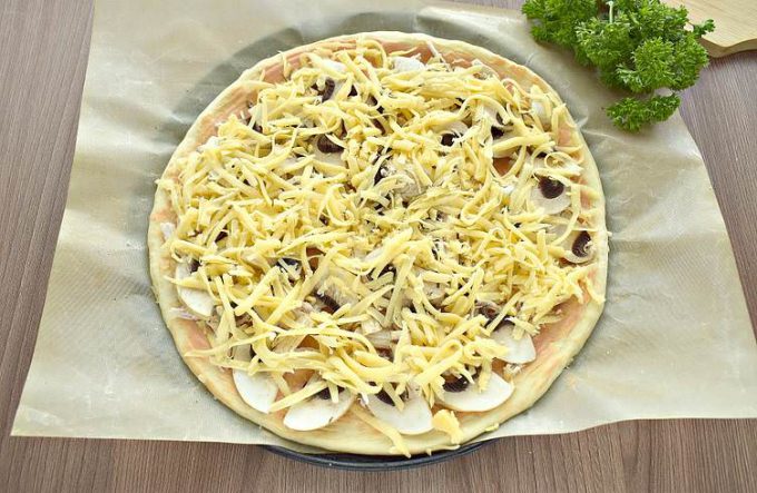 Піца з куркою та грибами