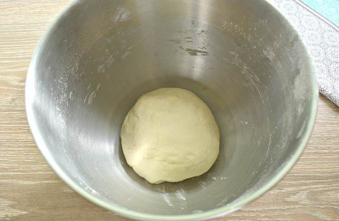 Пиріг із дріжджового тіста з капустою та рисом.