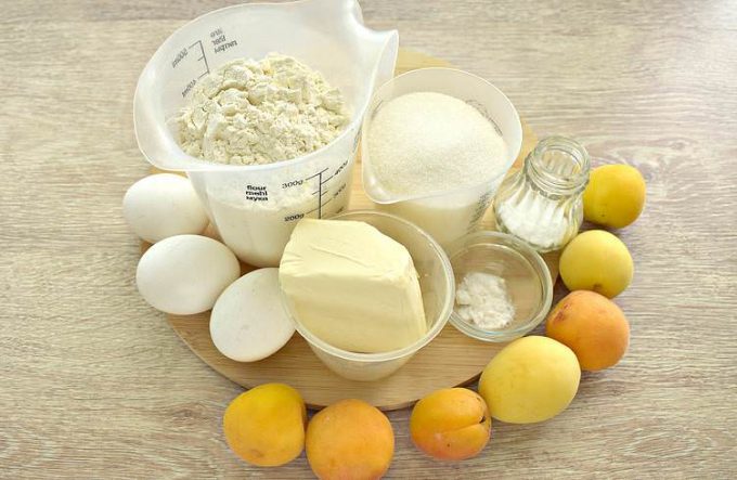 Пиріг з абрикосами в мультиварці