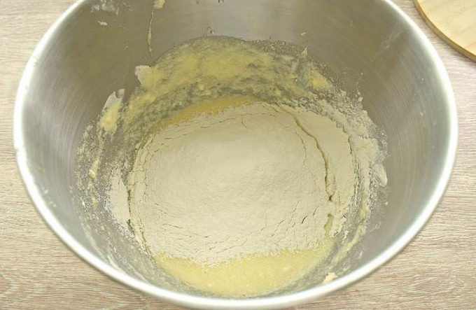 Пиріг з абрикосами в мультиварці