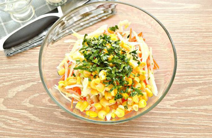 Пісний салат з редькою та кукурудзою