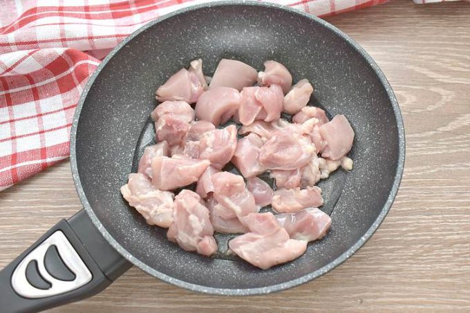 Плов з куркою та родзинками на сковороді