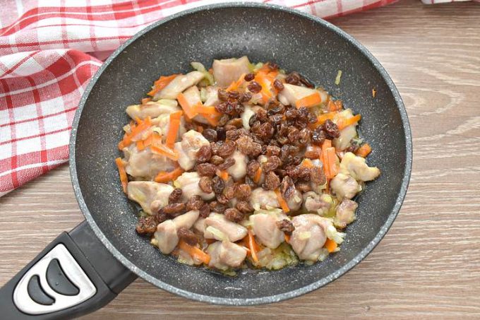 Плов з куркою та родзинками на сковороді