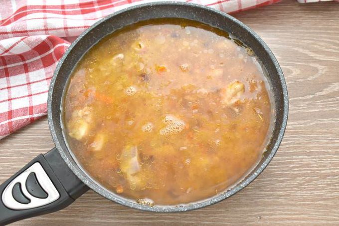 Плов з куркою та родзинками на сковороді