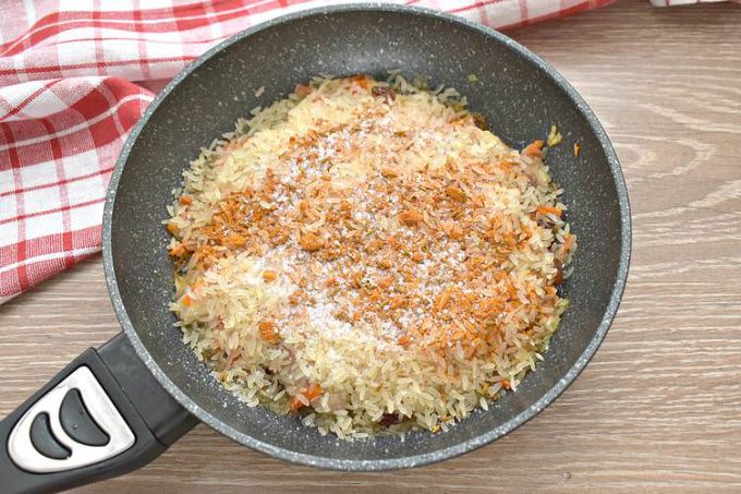 Плов з куркою та родзинками на сковороді