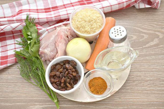 Плов з куркою та родзинками на сковороді
