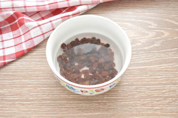 Плов з куркою та родзинками на сковороді