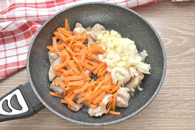 Плов з куркою та родзинками на сковороді