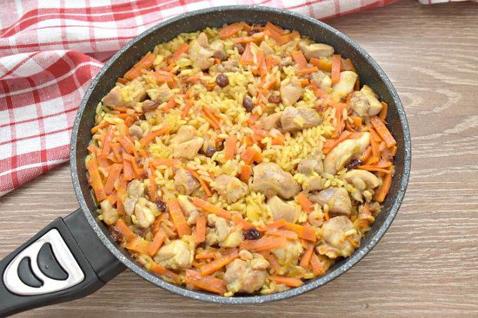 Плов з куркою та родзинками на сковороді