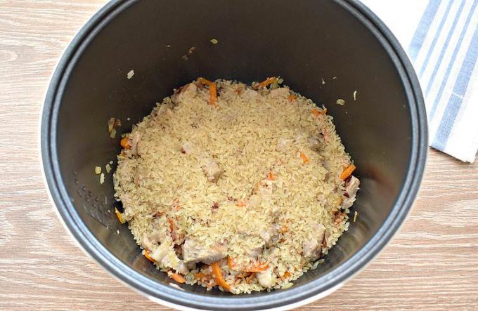 Плов з мясом та чорносливом у мультиварці