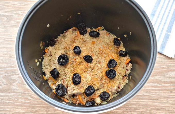 Плов з мясом та чорносливом у мультиварці