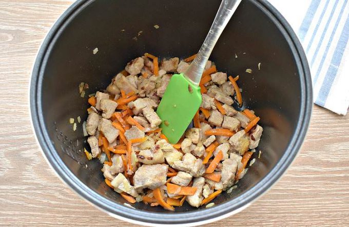 Плов з мясом та чорносливом у мультиварці