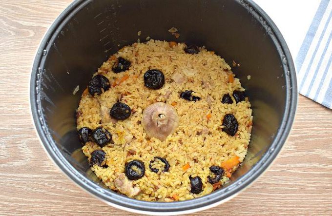 Плов з мясом та чорносливом у мультиварці