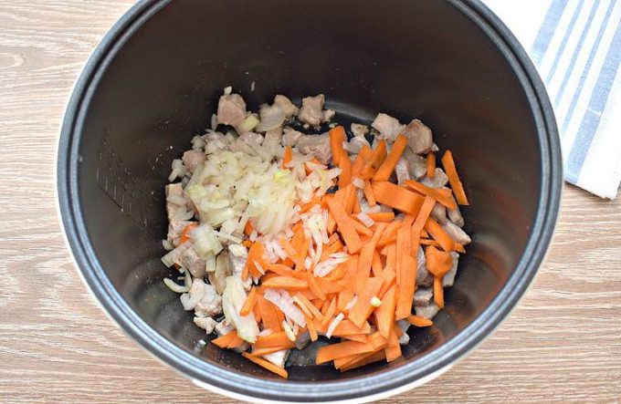 Плов з мясом та чорносливом у мультиварці