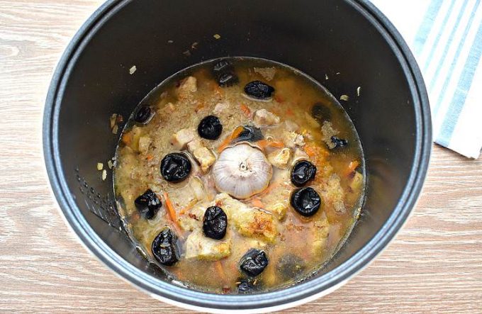 Плов з мясом та чорносливом у мультиварці