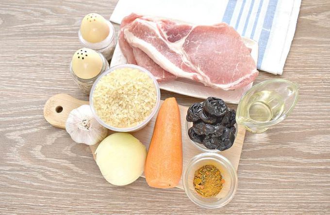 Плов з мясом та чорносливом у мультиварці
